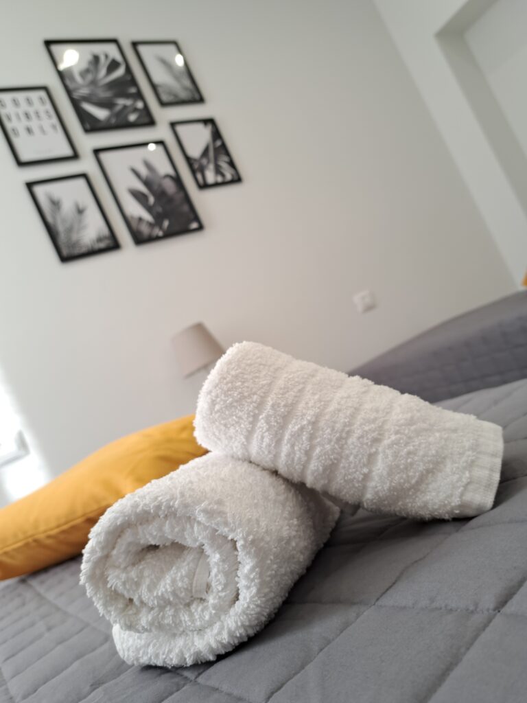 Camera da letto dell’appartamento Le Popolari con asciugamani decorativi