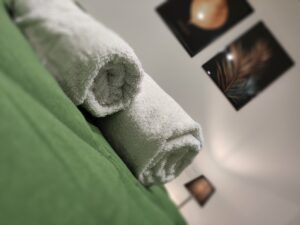 Camera da letto dell’appartamento Le Popolari con asciugamani decorativi