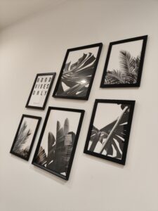 Camera da letto dell’appartamento Le Popolari con quadri decorativi