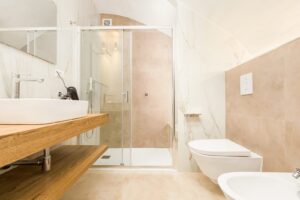 Bagno privato della Camera Giordano nel B&B Arco Gentile con doccia e servizi moderni