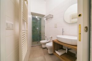 Bagno privato della Camera Sylos nel B&B Arco Gentile a Bitonto, completo di doccia e servizi moderni