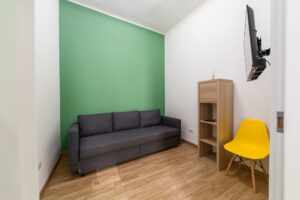 Divano letto nella Camera Sylos del B&B Arco Gentile a Bitonto, confortevole e funzionale